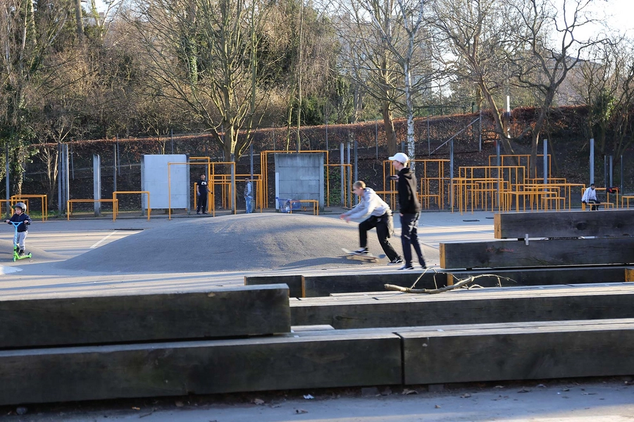 Carlsberg - Boble Plads - Midlertidigt Byrum Bænk-elementer med parkouranlæg i baggrunden