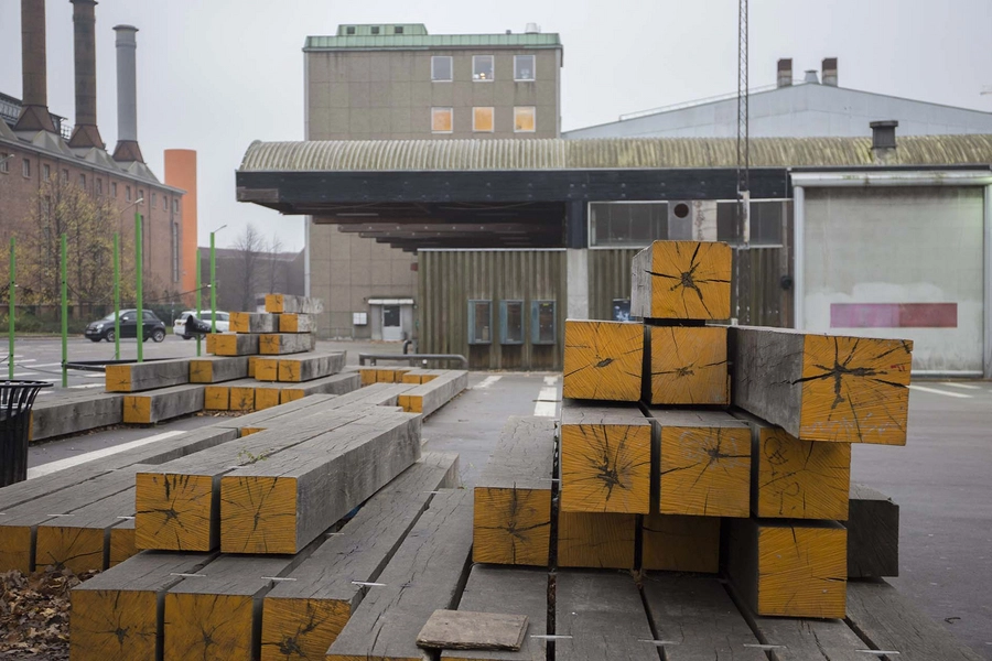 Carlsberg - Boble Plads - Midlertidigt Byrum Bænk-elementer med Boblehallen i baggrunden