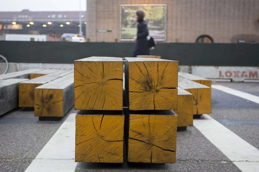 Carlsberg - Tap E Plads - Midlertidigt Byrum Bænk-elementer af træbjælker