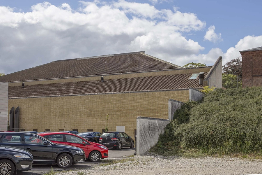 Carlsberg - Ølkam Bygningen set fra øst, fra parkeringspladsen ved J. C. Jacobsens Gade