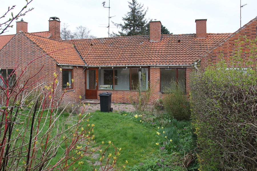 Ridebanevang Nummer 28, vestfacade