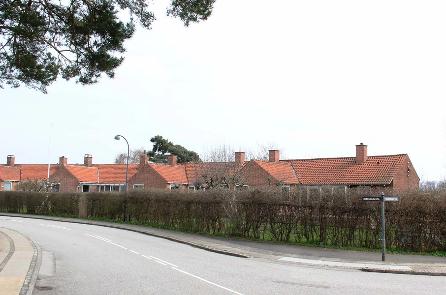 Ridebanevang Vestfacader, nummer 2-4