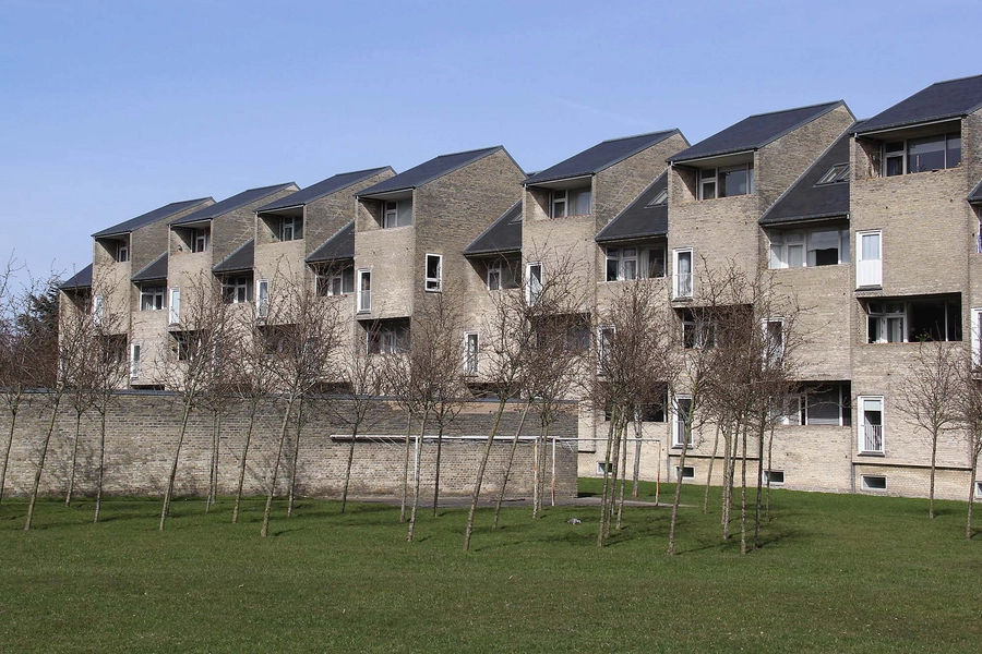 Alléhusene Den dynamiske vestfacade på nr. 209-217