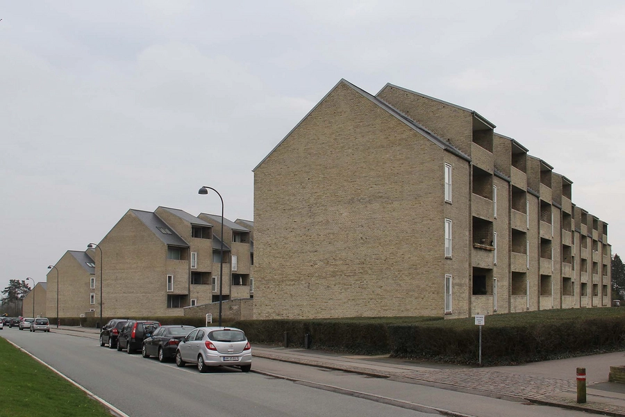 Alléhusene Gavle og vestfacader set fra Jægersborg Allé, den midterste af de tre høje blokke skillersig ud med en anderledes dynamisk facadekomposition.