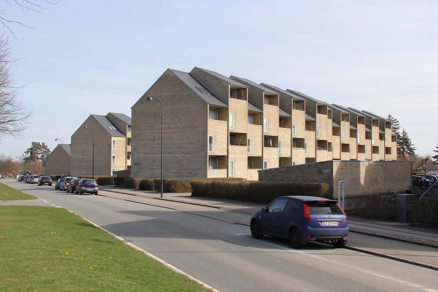 Alléhusene Den dynamiske vestfacade på nr. 209-217, set fra nordvest langs Jægersborg Allé