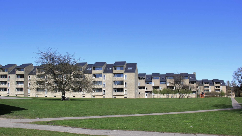 Alléhusene Vestfacader, den midterste af de tre høje blokke skillersig ud med en anderledes dynamisk facadekomposition.