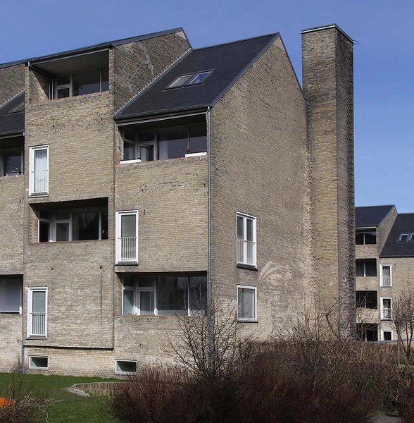 Alléhusene Dynamisk vestfacade på den midterste af de høje blokke.
