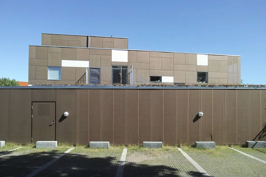 Børnehuset De Syv Have Blik fra parkeringspladsen