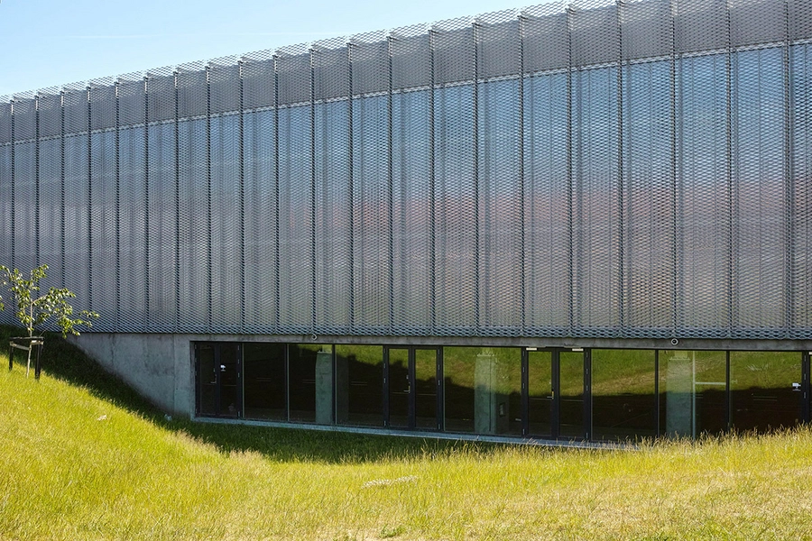 HF-Centret Efterslægten Nobis Den ny sportshal ligger nedsænket i terræn