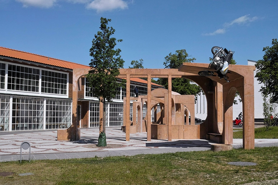 HF-Centret Efterslægten Nobis Ny forplads, kunstværk af kunstneren FOS