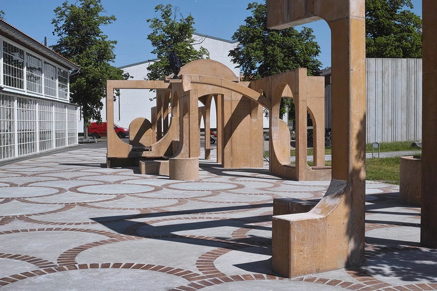 HF-Centret Efterslægten Nobis Ny forplads, kunstværk af kunstneren FOS