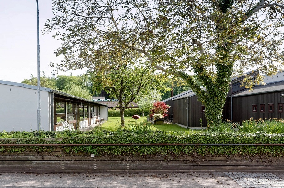 Blindecenter Bredegaard Blik mod boliglænger fra tilkørselsvejen