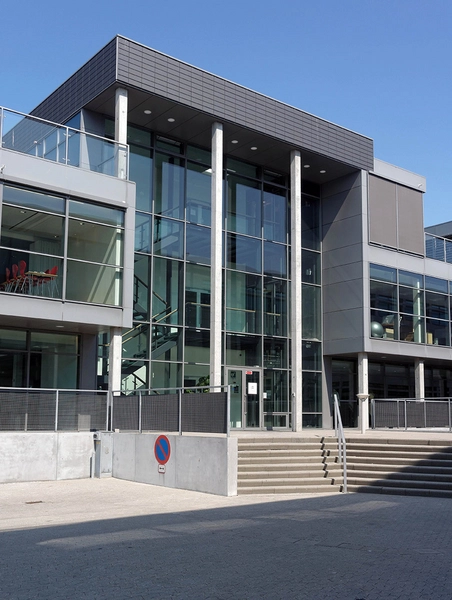 Citroën Hovedkontor Facadeudsnit, ny bygning, søjler indgangsparti