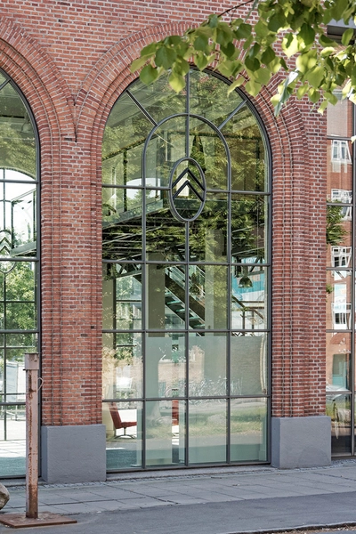 Citroën Hovedkontor Nyt vindue, gammel bygning