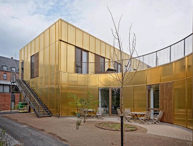 Diakonissestiftelsens Hospice Blik langs facade med buet udsnit