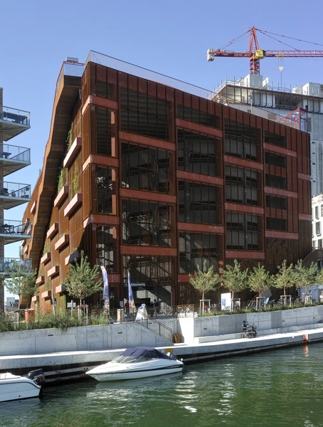 Konditaget Lüders - Garage Bygningen set fra vandet