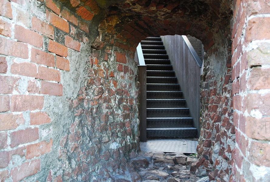 Kalø Slotsruin Gennem den tykke mur, kravler man ind til den nye trappe i tårnets mørke indre