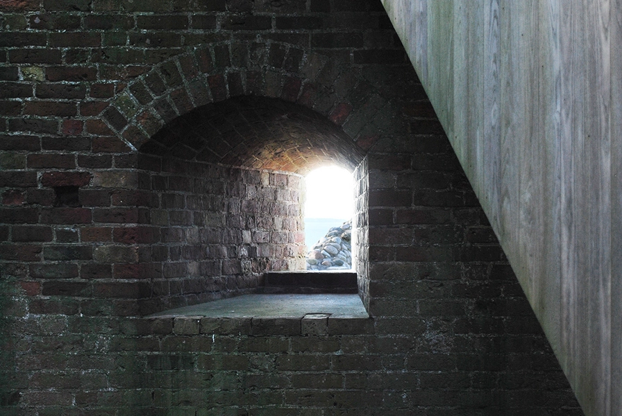 Kalø Slotsruin Kig gennem en af slotsruinens muråbninger fra tårnets indre