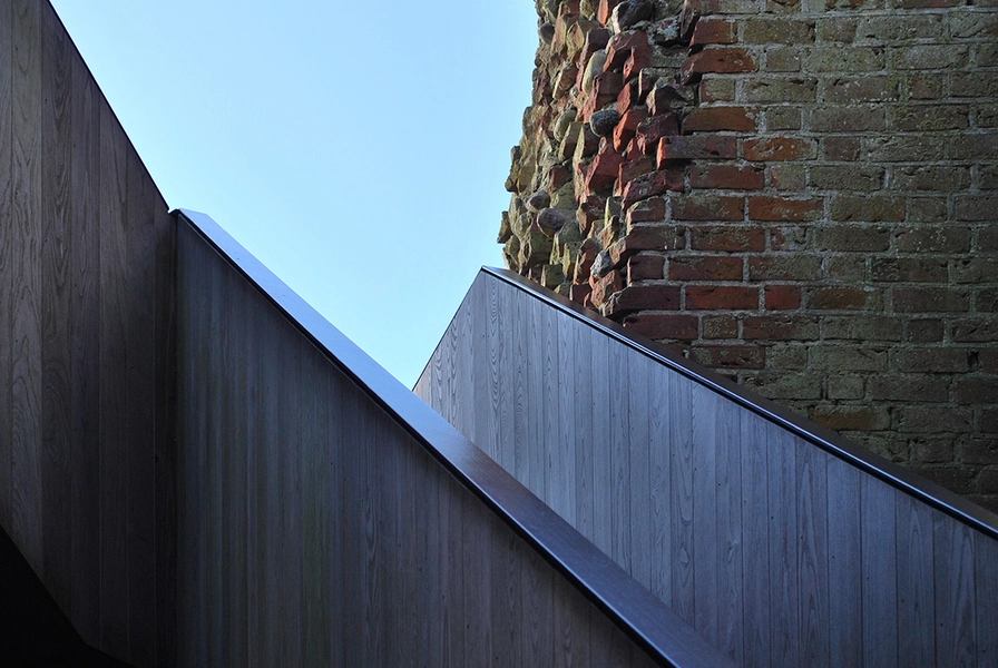 Kalø Slotsruin Lyset leder på vej mod udsigten, op ad den nye trappe