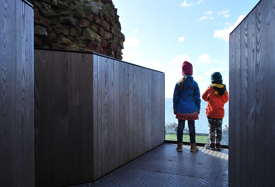 Kalø Slotsruin To børn betragter udsigten over Kalø Vig fra en af trappens udsigtspunkter