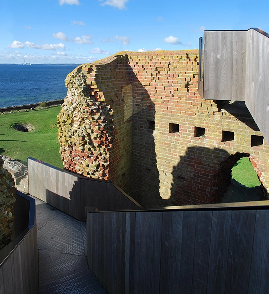 Kalø Slotsruin Den nye trappe snor sig gennem tårnet, fra udsigtspunkt til udsigtspunkt