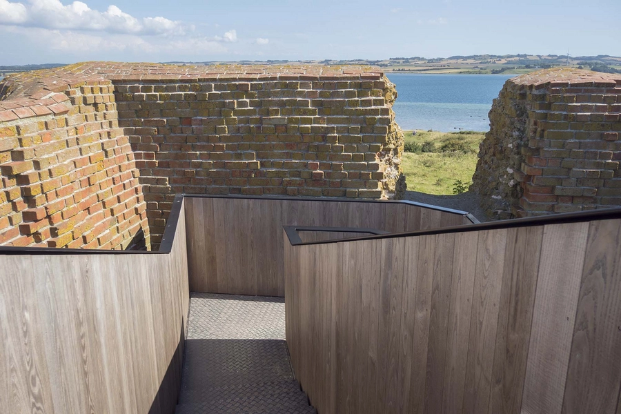Kalø Slotsruin Trappe og udsigt