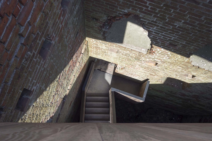 Kalø Slotsruin Kig ned gennem tårnet