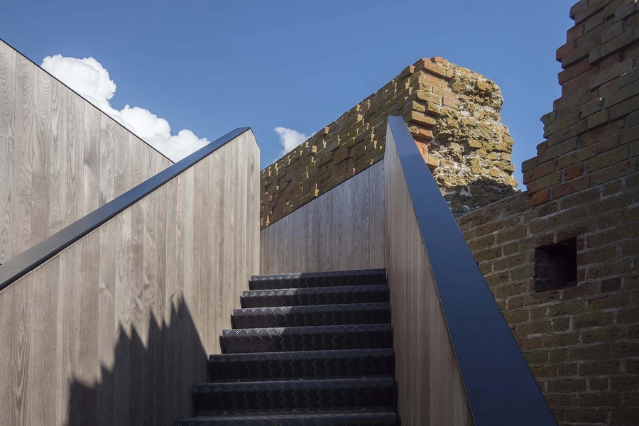 Kalø Slotsruin Kig op af trappen