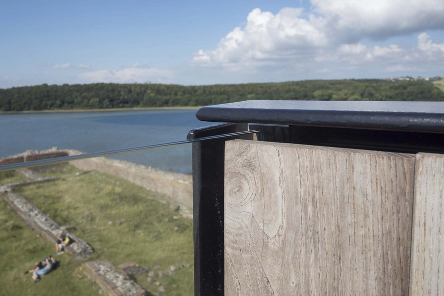 Kalø Slotsruin Detalje - Glas møder træ