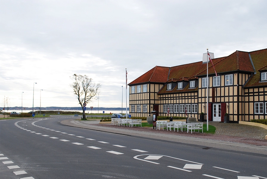 Femmøller Strand Molskroen ligger centralt i området, som også er kendt som Egil Fischers Ferieby. Molskroen ligger langs Den Kommercielle Akse, som oprindeligt var tænkt som handelsstrøg.