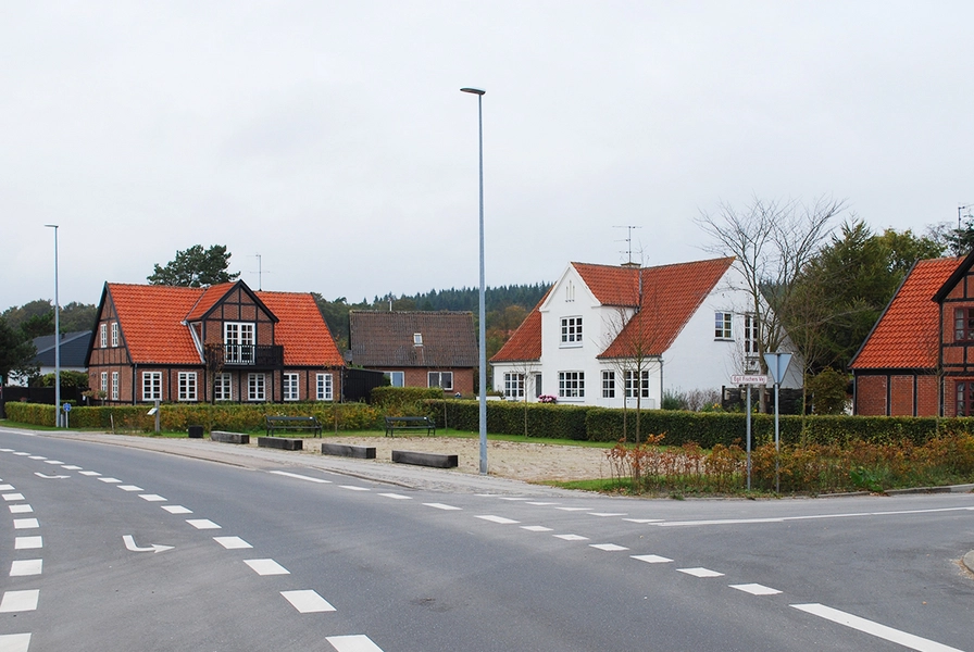 Femmøller Strand Overfor Molskroen ligger Østtorvet, som afgrænser Den Kommercielle Akse mod syd.