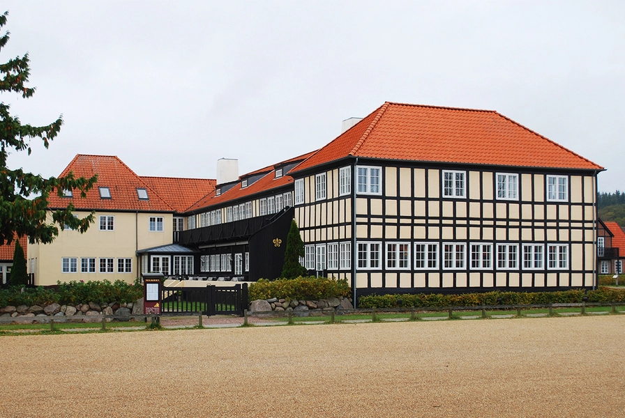Femmøller Strand Molskroen er den første og største bygning Fischer tegnede til Femmøller Strand. Molskroen blev udgangspunkt for udviklingen af området.