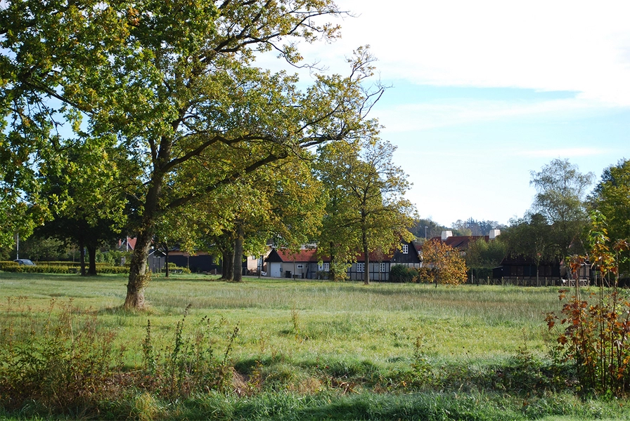 Femmøller Strand Langs Kulturaksen ligger flere oprindelige huse tegnet af Egil Fischer.