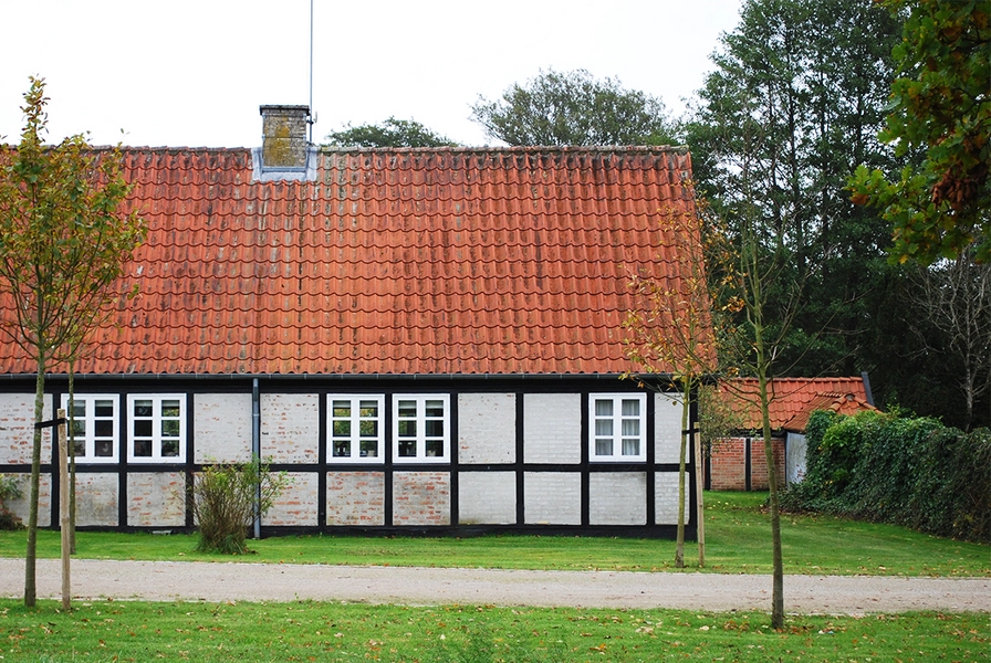 Femmøller Strand Et af de oprindelige huse langs Grønningen tegnet af Egil Fischer. ”Fischerhusene” er typisk kendetegnet ved højloftet bindingsværk og tegl- eller stråtag med høj rejsning.