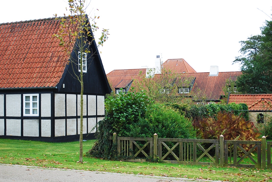 Femmøller Strand ”Fischerhusene” er typisk enkle og har fine detaljer. I baggrunden ses Molskroen.