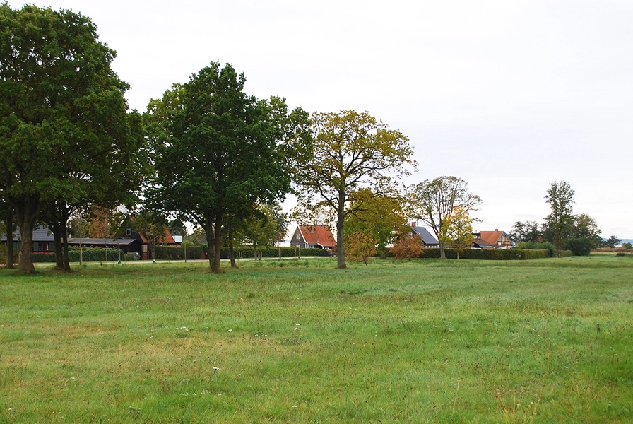 Femmøller Strand Grønningen set mod syd, med flere oprindelige huse tegnet af Egil Fischer i baggrunden.