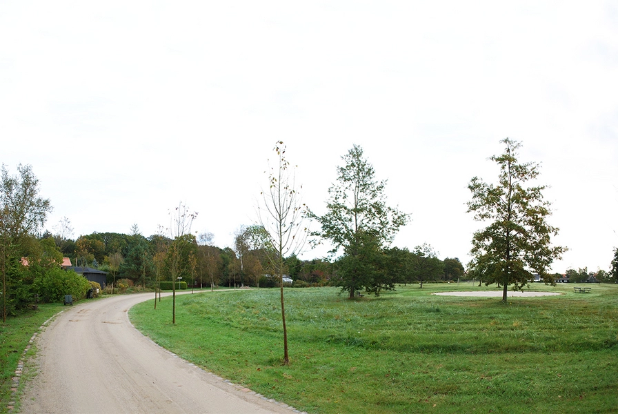 Femmøller Strand Midt på Kulturaksen ligger et ovalt, grønt areal kaldet Stadion, med idrætsfaciliteter bl.a. løbebane og boldbane.