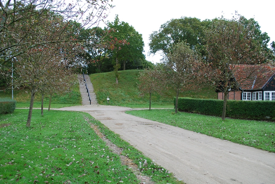 Femmøller Strand Kulturaksen afgrænses af Kirkebakken mod nord.