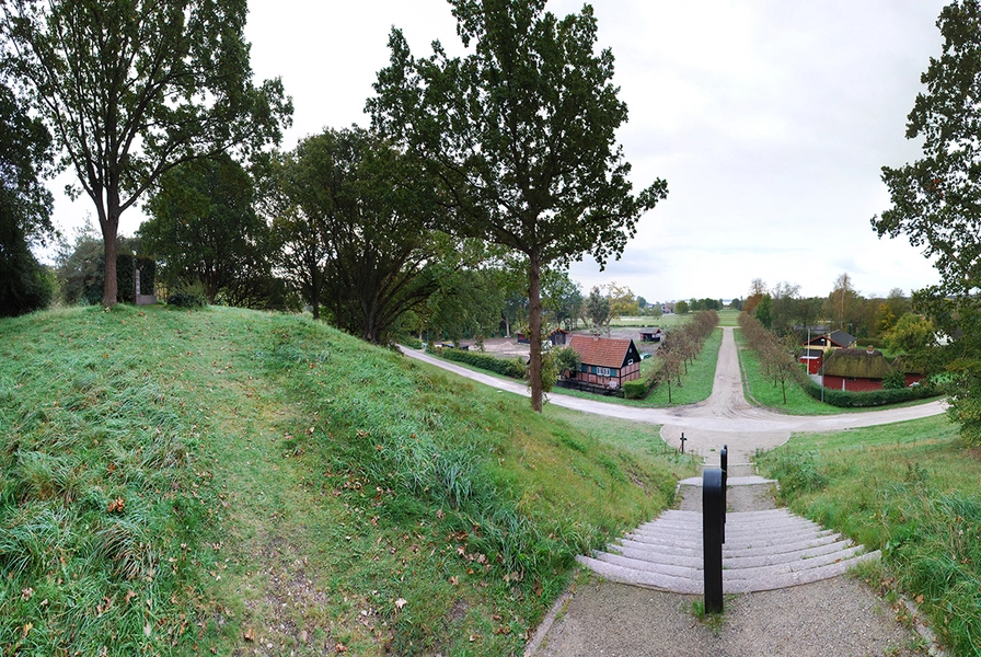 Femmøller Strand Fra toppen af Kirkebakken er der udsigt over Egil Fischers Ferieby, med Ebeltoft Vig og Mols Bjerge i baggrunden.