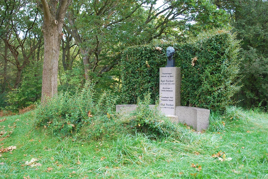Femmøller Strand Mindesmærket på toppen af Kirkebakken, hvor urnerne med Egil Fischer og hans hustru Olga Fischer er nedsat i indviet jord.