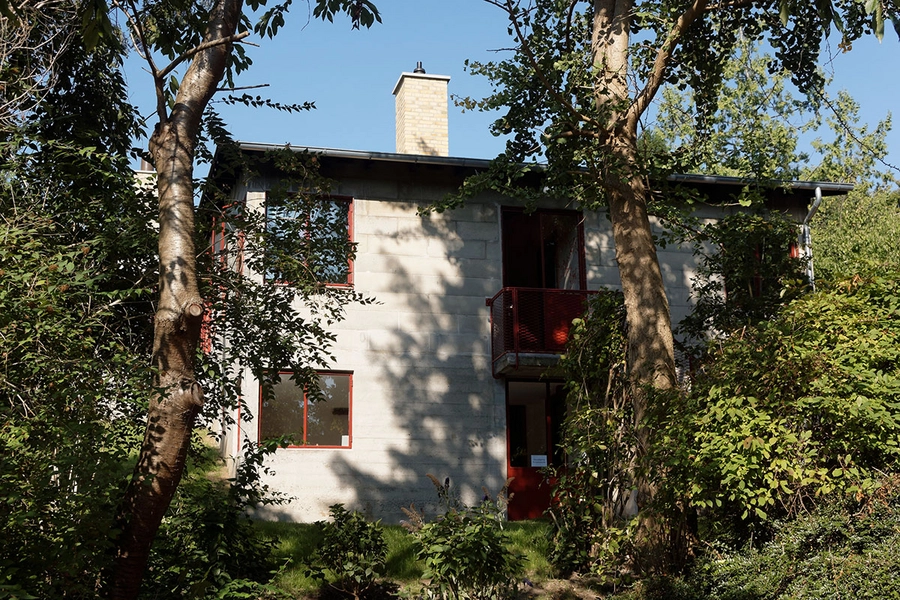 Poul Henningsens Hus - PHs eget hus Bygningen set fra vejen, gennem den opvoksede have