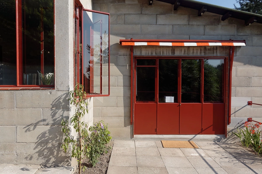 Poul Henningsens Hus - PHs eget hus Terrassen med de karakteristiske blymønje bemalede døre og vinduer