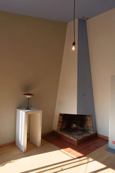 Poul Henningsens Hus - PHs eget hus Stue - pejs