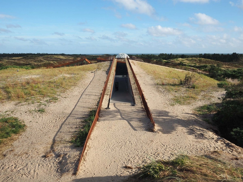Tirpitz Museum Kig fra klitterne mod gennemskæring - bunkerens moderne kuppel ses i baggrunden