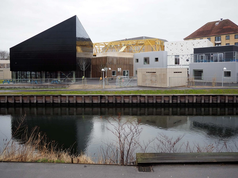 Børnebyen – Institutionen Krudthuset Total set fra vest - Spejling