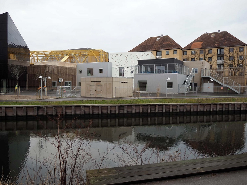 Børnebyen – Institutionen Krudthuset Blik fra vest over Erdkehlgraven - Spejling