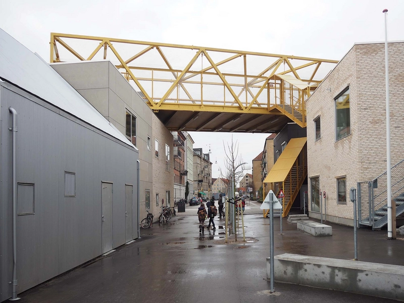 Børnebyen – Institutionen Krudthuset Ingang til Børnebyen, fra nord-øst, under det gyldne boldbur