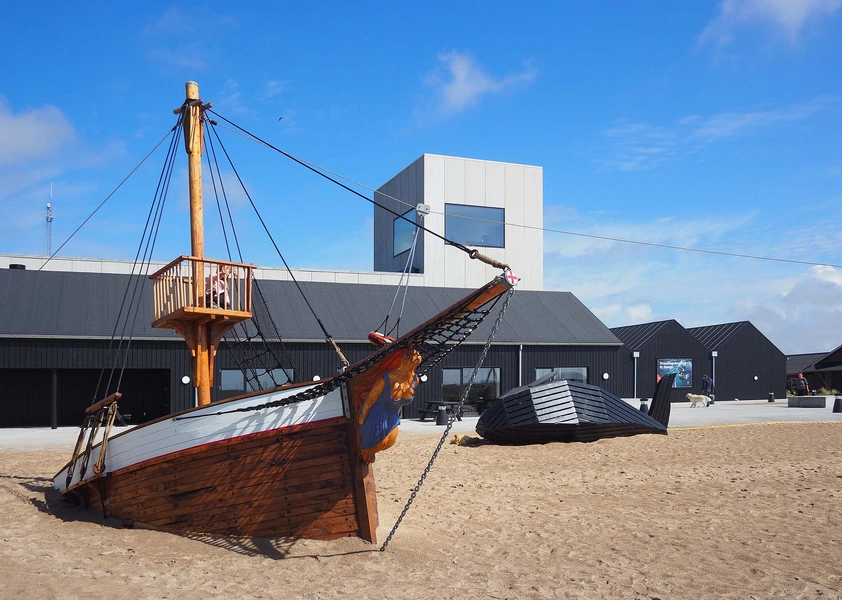 Strandingsmuseum St. George Total set fra syd-vest med legepladsen i forgrunden