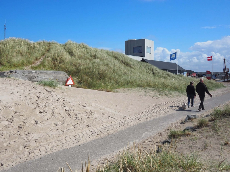 Strandingsmuseum St. George Museet set fra klitterne langs stien til molen