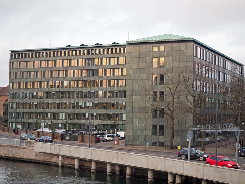 Tjæreborg - Ministerialbygningen Slotsholmsgade 12 Kig på bygningen fra Knippels Bro